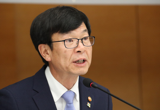 김상조 공정거래위원장이 23일 오후 서울시 중구 대한상공회의소에서 열린 4대그룹 정책간담회에서 관련 발언을 하고 있다. 연합뉴스